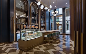 3 間餐廳;供應早餐、午餐、晚餐;多國菜