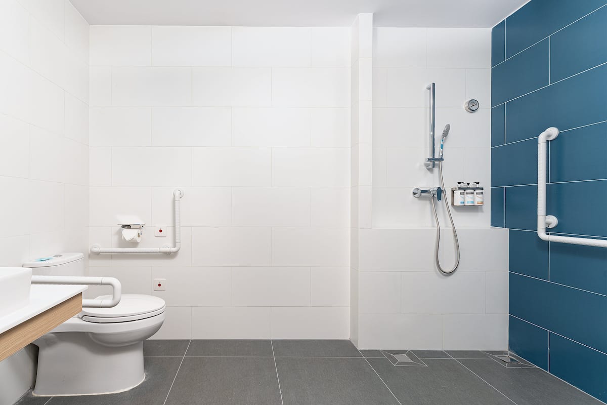 Habitación estándar, 1 cama King size, tina para personas con discapacidad | 1 habitación, escritorio y espacio para trabajar con laptop