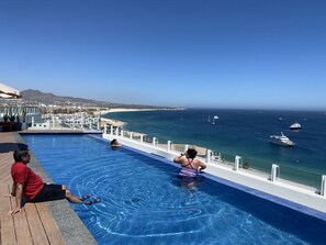 Alberca al aire libre y alberca climatizada