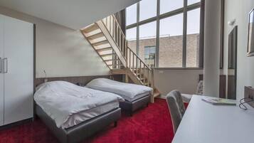 Een minibar, een kluis op de kamer, individueel gemeubileerd, een bureau