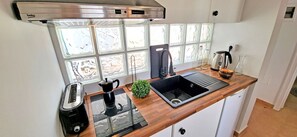 Jääkaappi, liesi, kahvin-/teenkeitin, vedenkeitin