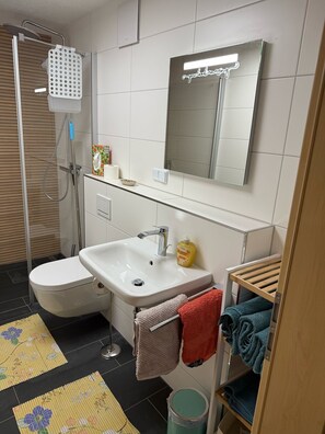 Douche, sèche-cheveux, serviettes fournies, savon