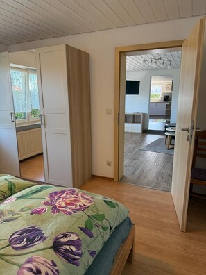 2 slaapkamers, een strijkplank/strijkijzer, reisbedje, gratis wifi