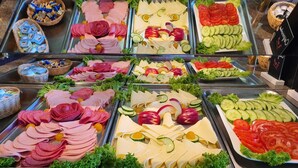 Ein Buffet mit verschiedenen Fleisch-, Käse- und Gemüsesorten.
