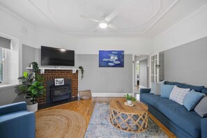 TV, fireplace, offices - Bluestone Cottage | Character & Class (Orange)