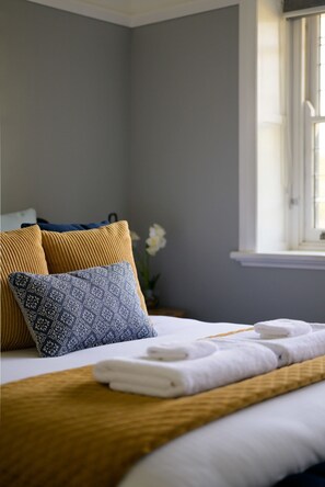 3 bedrooms, desk, iron/ironing board, WiFi - Bluestone Cottage | Character & Class (Orange)