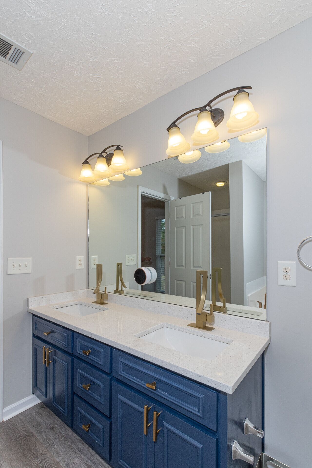 Duschwanne, Haartrockner, Handtücher, Seife