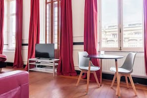 Deluxe-Studio | Hochwertige Bettwaren, Daunenbettdecken, Select-Comfort-Betten, Minibar