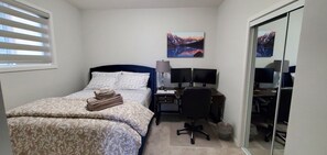 1 bedroom, desk, iron/ironing board, WiFi - Delightful 1-Bedroom Private Suite in a New Home (Calgary)
