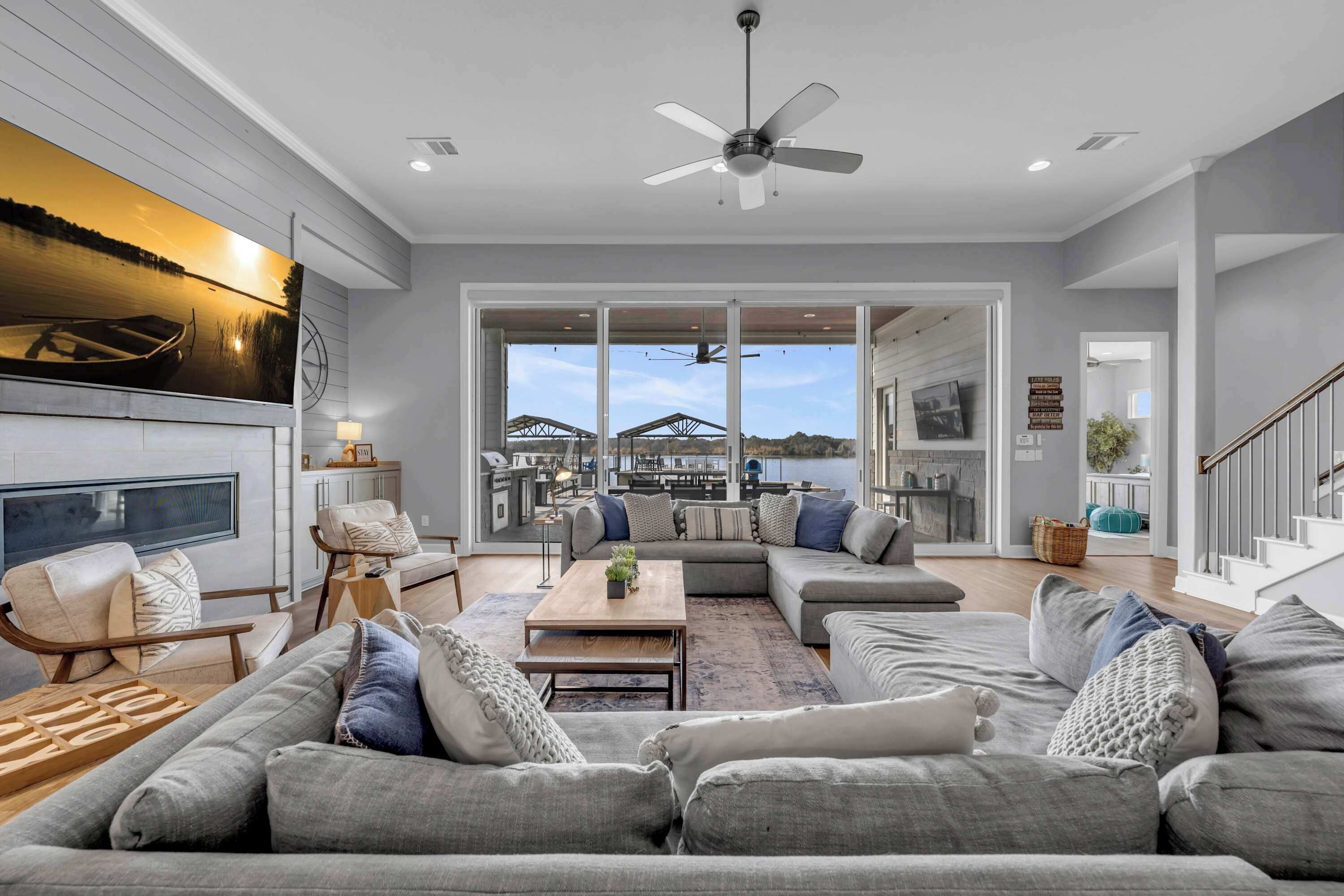 Smart TV, lareira, pebolim, mesa de pingue-pongue