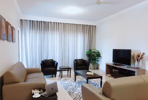 TV - Luxury 3 Bedroom Serviced Apt in Prime Locale (Mombasa)
