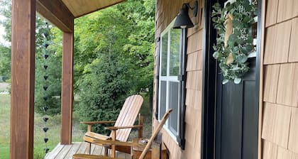 5 minutes to town, New Cabin-2/4 adults or family up to 4 kids. Beach 2 miles.