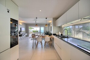 Geladeira, micro-ondas, fogão, lava-louças