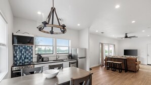 Cottage, 2 phòng ngủ | Bếp riêng | Dụng cụ pha cà phê/trà, tủ lạnh, lò nướng, bếp nấu 