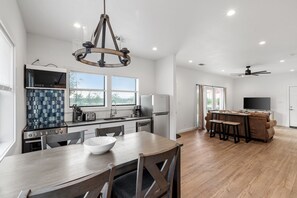 Småhus, 2 soverom | Eget kjøkken | Kjøleskap, ovn, kaffetrakter/tekoker og brødrister