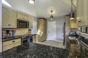 House, 3 Bedrooms | Private kitchen