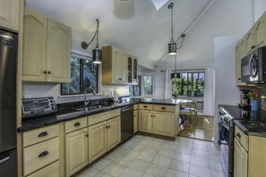 House, 3 Bedrooms | Private kitchen | Fridge, oven, coffee/tea maker, toaster