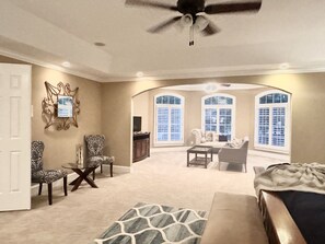 Smart TV, reproductor de DVD, futbolito y tenis de mesa