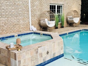 Alberca al aire libre y alberca climatizada