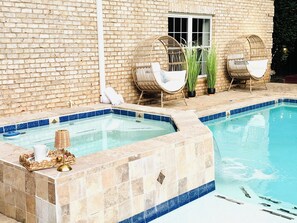 Alberca al aire libre y alberca climatizada