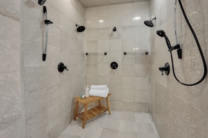 Combined shower/tub, jetted tub, hair dryer, towels
