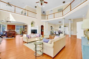 Smart TV, reproductor de DVD, futbolito, mesa de ping pong