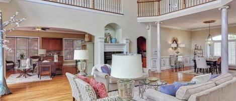 智能电视、DVD 播放器、桌上足球、乒乓球