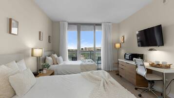 Schreibtisch, Bügeleisen/Bügelbrett, Reisekinderbett, WLAN