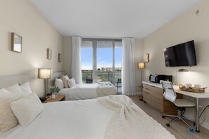 Escritorio, tabla de planchar con plancha, cuna de viaje y wifi 