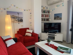 Smart TV, DVD player, livros, aparelho de som