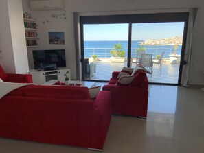Smart-TV, DVD-Player, Bücher, Stereoanlage