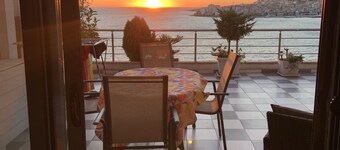 Modern Lägenhet med 85 kvm Stor Takterrass och Fantastisk Havsutsikt!