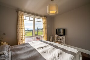 5 bedrooms, iron/ironing board, WiFi, bed sheets
