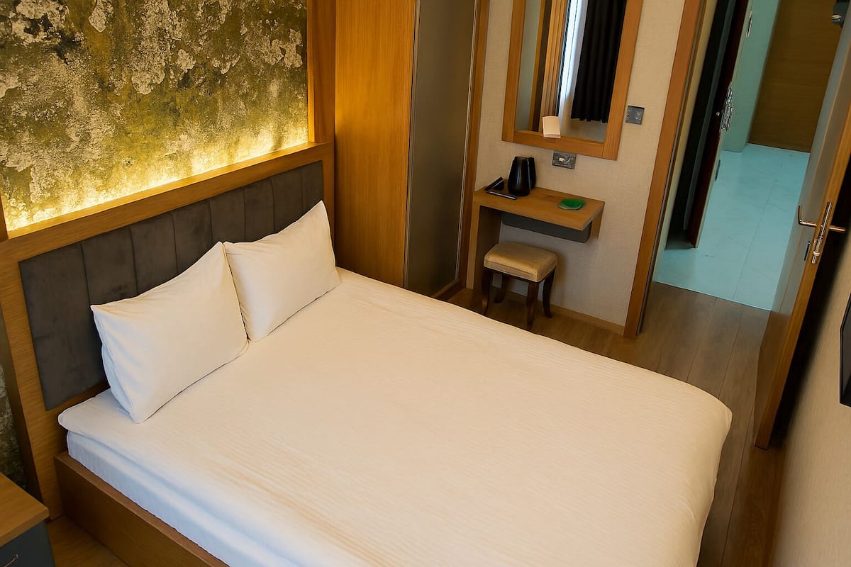 Economy Double Room, 1 Queen Bed, Non Smoking, Air conditioning