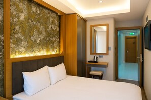 Economy Double Room, 1 Queen Bed, Non Smoking, Air conditioning | Premium bedding, minibar, in-room safe, laptop workspace - Calenberg  Hotel (Istanbul)