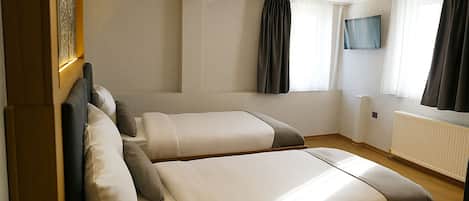 Habitación Deluxe con 1 cama doble o 2 individuales, no fumadores, Aire acondicionado | Ropa de cama de alta calidad, minibar, caja fuerte