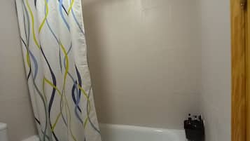 Habitación Confort doble | Baño | Bañera, bidé, toallas y jabón
