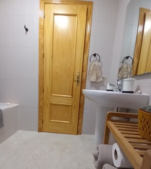 Habitación Confort doble | Baño | Bañera, bidé, toallas y jabón