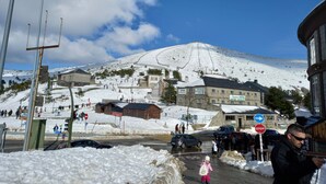 A snow-covered mountain with a ski slope, a hotel, and a restaurant. - Casa de Huéspedes Villa de las Hortensias (Bustarviejo)