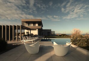 Alberca al aire libre y alberca climatizada