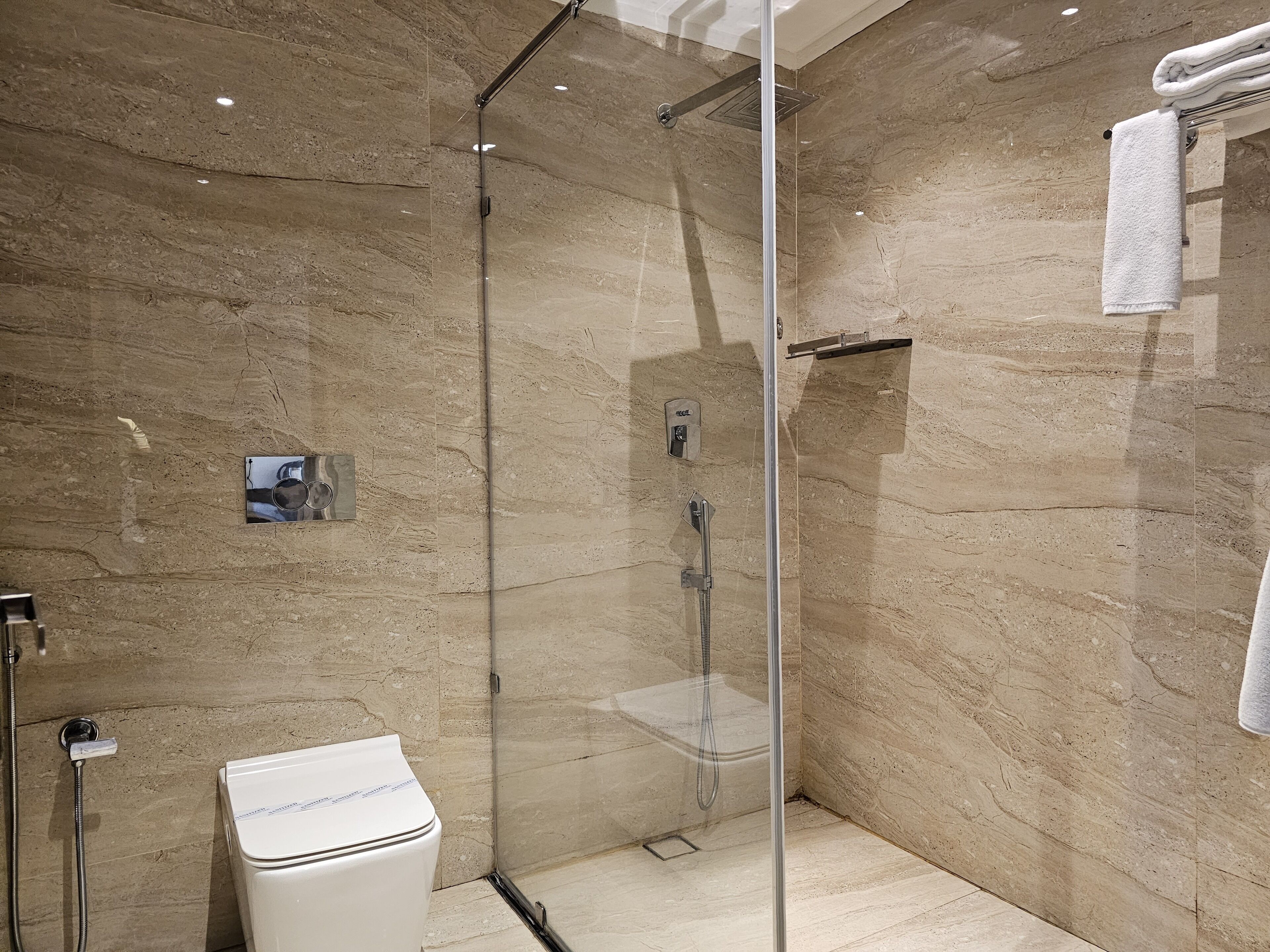 Bañera y ducha independientes, artículos de tocador de diseñador