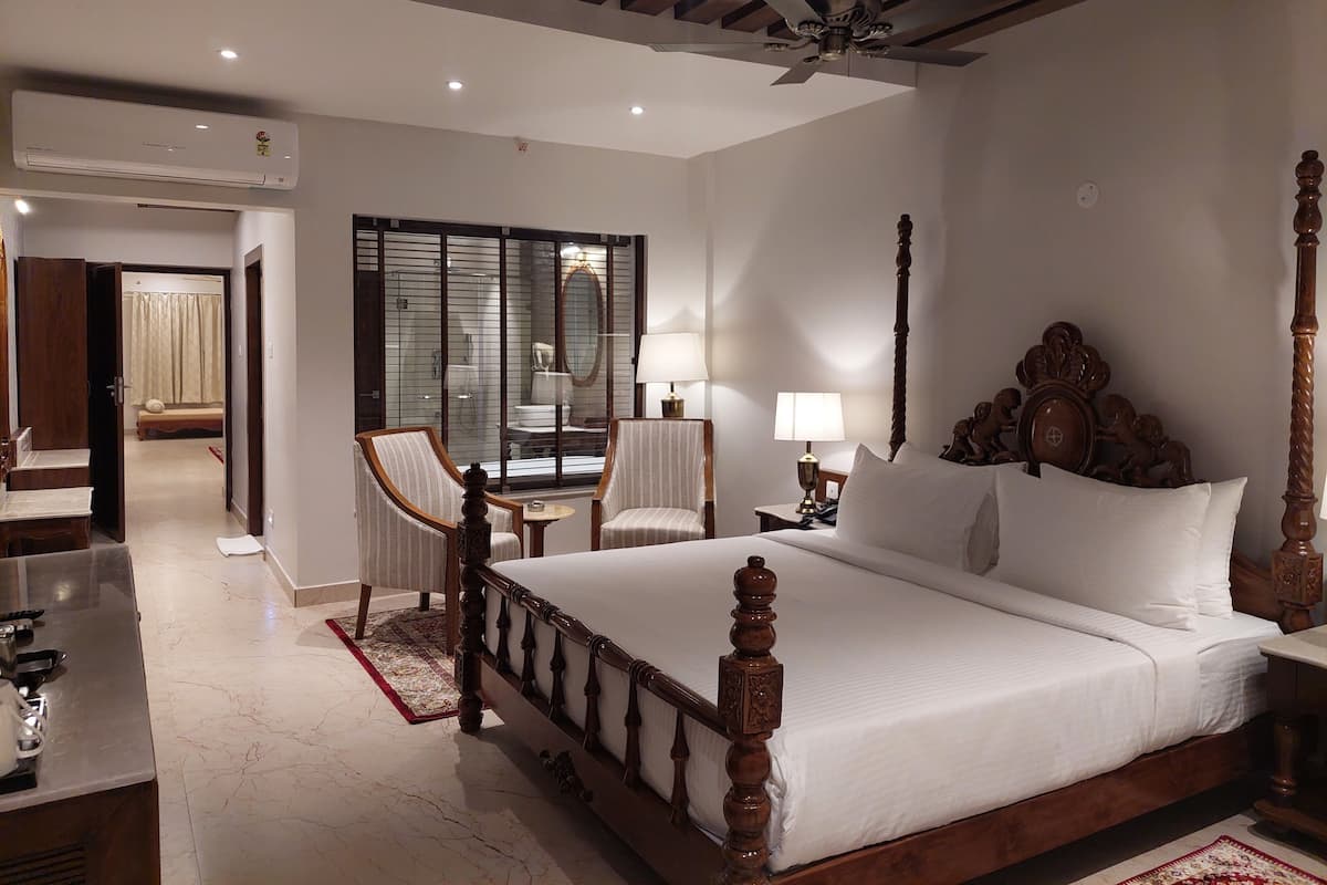 Premium bedding, free minibar, individually decorated