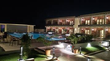 Piscina externa, guarda-sóis, espreguiçadeiras