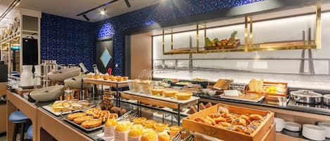 Petit déjeuner buffet (18 EUR par personne)