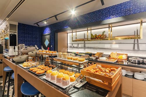 Daily buffet breakfast for a fee