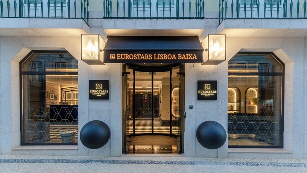 Der Eingang zum Eurostars Lisboa Baixa mit modernem Design, bestehend aus Glasüren und einem geometrischen Muster auf dem Boden.