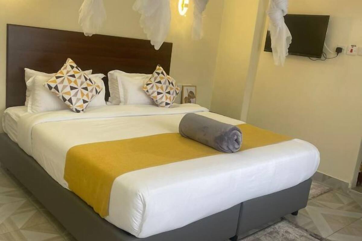 1 bedroom, blackout drapes, WiFi (free)