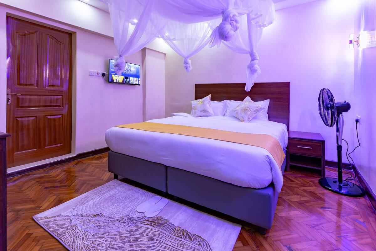 1 bedroom, blackout drapes, WiFi (free)