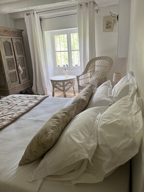 5 habitaciones, tabla de planchar con plancha y cuna de viaje