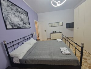3 bedrooms, desk, WiFi, bed sheets